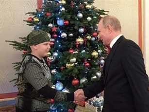 Tổng thống Putin bắt tay vị khách 10 tuổi tại điện Kremlin