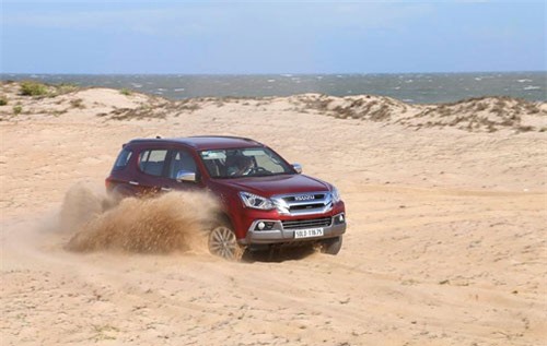 Bất ngờ trước Isuzu mu-X 3.0L: Chiếc SUV 7 chỗ bất chấp mọi cung đường