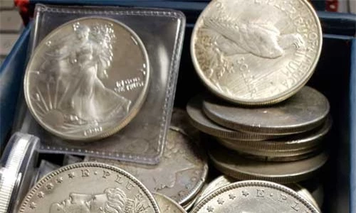 Hộp kho báu chứa đầy đồng xu bạc trị giá khoảng 1.000 USD. (Nguồn: THE BELLINGHAM HERALD)