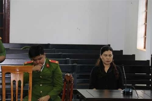 Đối tượng Nguyễn Thị Thanh Loan, chủ cơ sở trộn tạp chất cà phê tại tòa.