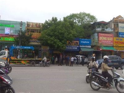 Xế hộp tông nhiều phương tiện, lao vào nhà dân