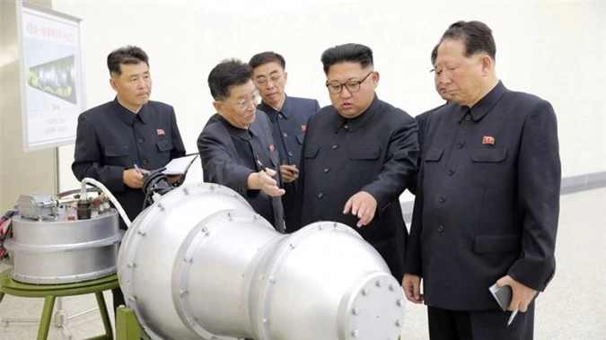 Ông Kim Jong-un kiểm tra việc sản xuất bom nguyên tử.