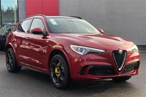 1. Alfa Romeo Stelvio Quadrifoglio 2019 (thời gian tăng tốc từ 0-100 km/h: 3,3 giây).