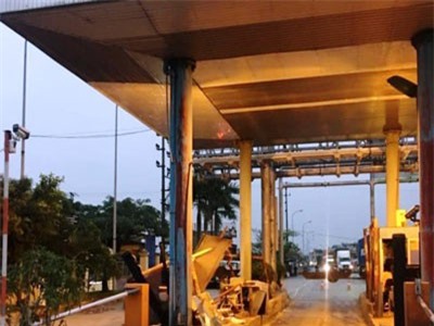 Xe container húc đổ cabin trạm thu phí Tân Đệ