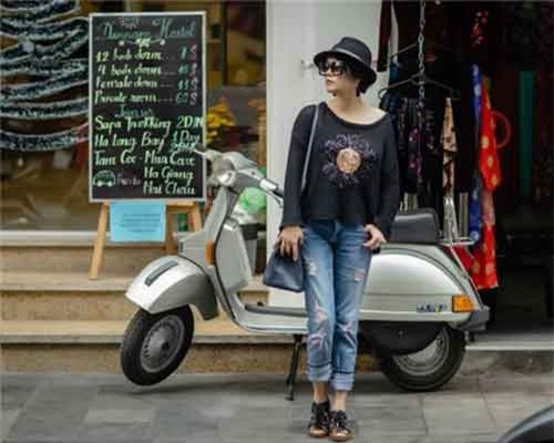 Ca sĩ Thu Phương mặc cá tính trên phố Hà Nội dịp cuối năm