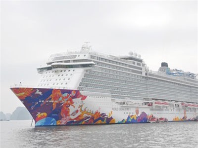 CLIP: Chiêm ngưỡng tàu du lịch siêu sang ghé thăm vịnh Hạ Long