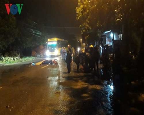 Ngã xuống đường sau va chạm, nam thanh niên bị xe tải cán tử vong