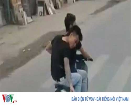 Nghi 2 thanh niên xăm trổ rải chông trước đầu ô tô, Công an vào cuộc