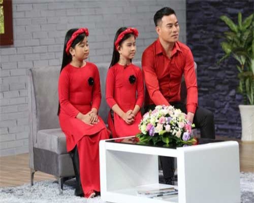 Xúc động chuyện bố đơn thân phụ hồ, bán máu nuôi hai con gái nhỏ