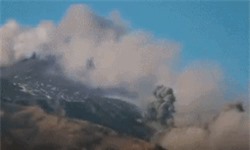 CLIP: Núi lửa cao hơn 3.000 m 'thức giấc', phun tro bụi dày đặc lên không trung