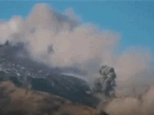 CLIP: Núi lửa cao hơn 3.000 m 'thức giấc', phun tro bụi dày đặc lên không trung