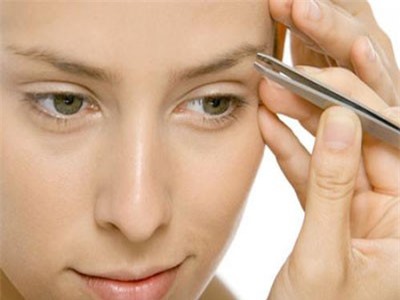 CLIP: Hướng dẫn cách đơn giản biến lông mày ngắn cũn trở nên đậm nét