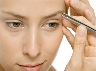 CLIP: Hướng dẫn cách đơn giản biến lông mày ngắn cũn trở nên đậm nét
