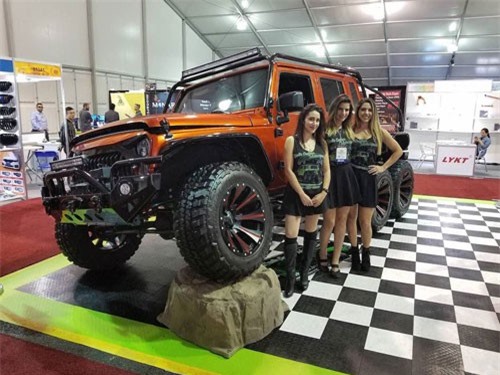"Hàng khủng" Jeep Wrangler độ 6 bánh 3 cầu, máy Challenger Hellcat 707hp
