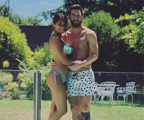 Giữa trời đông lạnh giá, Messi bất ngờ khoe ảnh “nóng” cùng vợ yêu