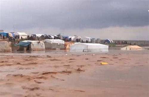 Mưa lớn và lũ lụt đã tàn phá khu tị nạn Atma, Syria