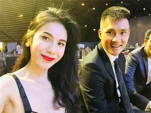 Sau tin đồn ly hôn, Công Vinh ngọt ngào nịnh vợ ngay trước bàn dân thiên hạ