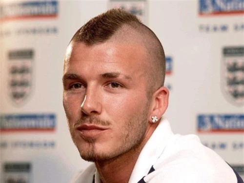 Hình ảnh mái tóc mohawk "không giống ai" của David Beckham những năm 2000. Ảnh: Vinegret.