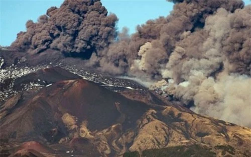 Một đám khỏi bốc lên từ núi lửa Etna, ở tỉnh Catania, Italy, ngày 24/12/2018. (Ảnh: ACB News)