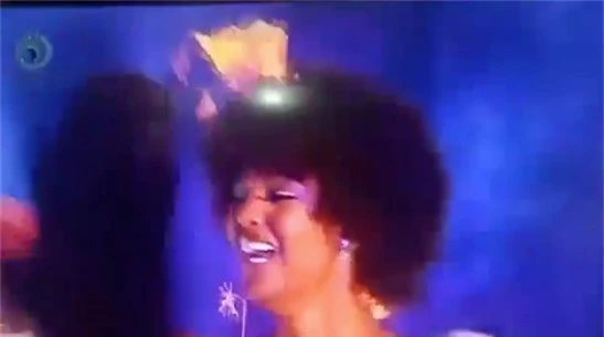 Hoa hậu Châu Phi... cháy tóc khi nhận vương miện - Ảnh 2.