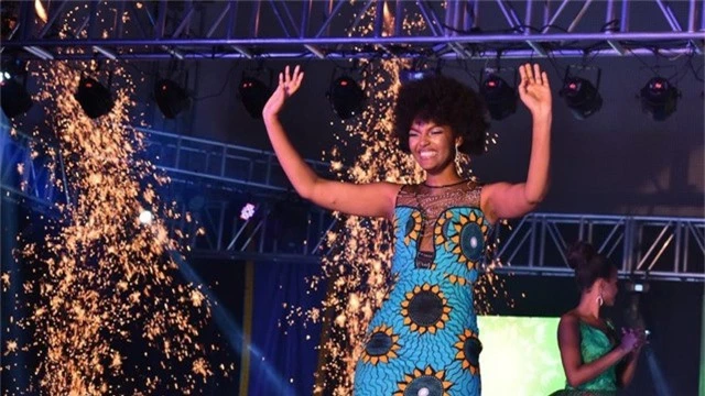 Hoa hậu Châu Phi... cháy tóc khi nhận vương miện - Ảnh 4.