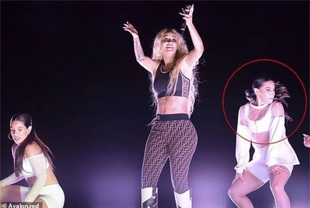 Iggy Azalea bị chỉ trích vì vẫn hát khi vũ công ngất xỉu bên cạnh - Ảnh 3.