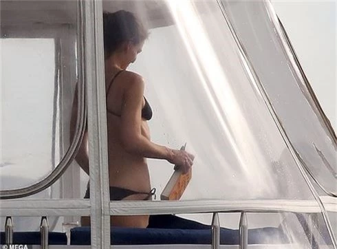 Katie Holmes hiếm hoi mặc bikini gợi cảm, đi nghỉ với Jamie Foxx - ảnh 9