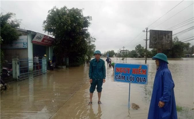 Mưa lũ tại nhiều tỉnh miền Trung, người dân đón Tết dương lịch trong nước lụt - Ảnh 2.