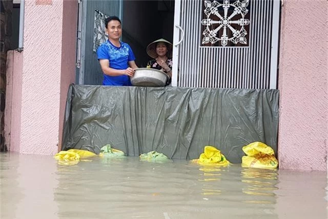 Mưa lũ tại nhiều tỉnh miền Trung, người dân đón Tết dương lịch trong nước lụt - Ảnh 12.