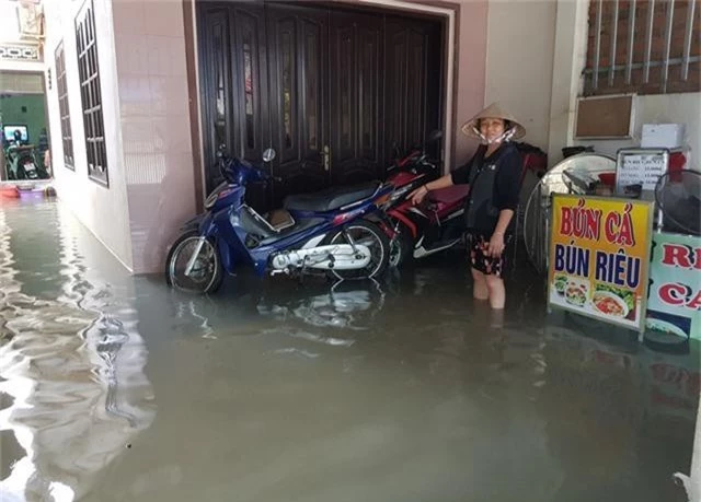 Mưa lũ tại nhiều tỉnh miền Trung, người dân đón Tết dương lịch trong nước lụt - Ảnh 13.