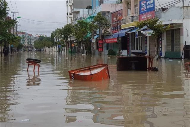 Mưa lũ tại nhiều tỉnh miền Trung, người dân đón Tết dương lịch trong nước lụt - Ảnh 16.