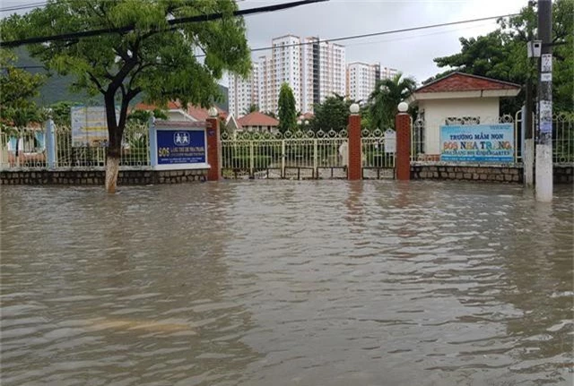 Mưa lũ tại nhiều tỉnh miền Trung, người dân đón Tết dương lịch trong nước lụt - Ảnh 17.