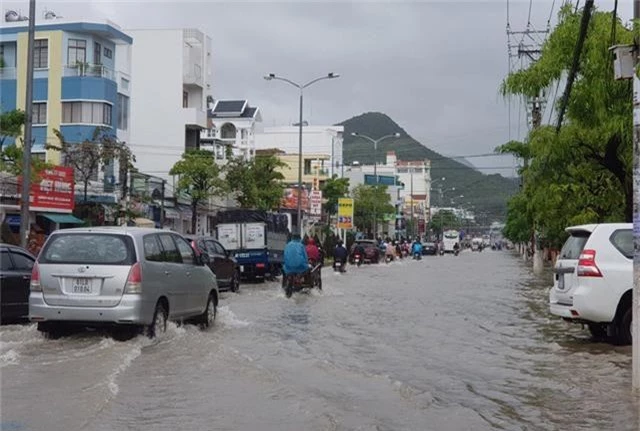 Mưa lũ tại nhiều tỉnh miền Trung, người dân đón Tết dương lịch trong nước lụt - Ảnh 19.