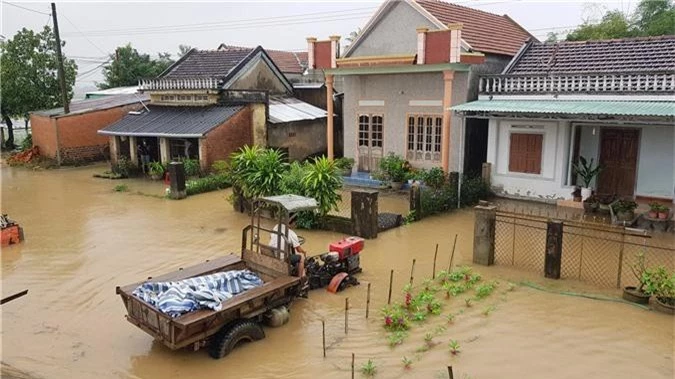 Mưa lũ tại nhiều tỉnh miền Trung, người dân đón Tết dương lịch trong nước lụt - Ảnh 6.