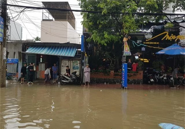 Mưa lũ tại nhiều tỉnh miền Trung, người dân đón Tết dương lịch trong nước lụt - Ảnh 10.