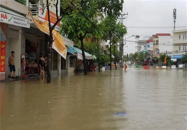 Mưa lũ tại nhiều tỉnh miền Trung, người dân đón Tết dương lịch trong nước lụt - Ảnh 11.