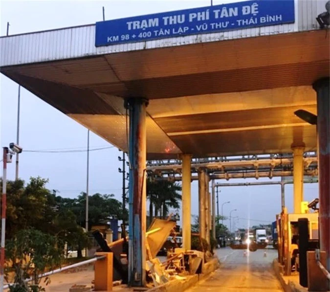 Xe container húc đổ cabin trạm thu phí Tân Đệ - Ảnh 1.