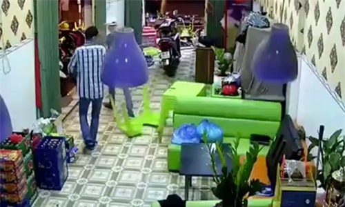 Long An: Truy tìm nhóm côn đồ xông vào quán cà phê chém người loạn xạ