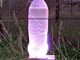 CLIP: Chai nước rực sáng khi tiếp xúc với dòng điện