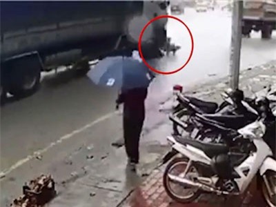 CLIP: Xe máy bị cuốn vào gầm xe tải ở Yên Bái khiến hai người tử vong