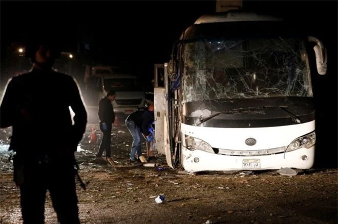 Chiếc xe chở 14 du khách Việt Nam bị đánh bom (Ảnh: BBC)