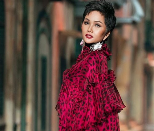 Hành động của H'Hen Niê trong show diễn của Đỗ Mạnh Cường khiến dân mạng trầm trồ khen ngợi