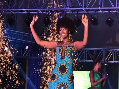 Hoa hậu châu Phi... cháy tóc khi nhận vương miện