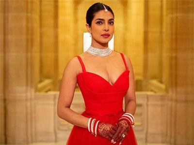 Trọn bộ váy cưới xa hoa của Priyanka Chopra