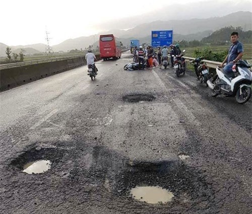 Người đàn ông tử vong gần 3 “ổ gà”: Gia đình nhận 600 triệu đồng hỗ trợ