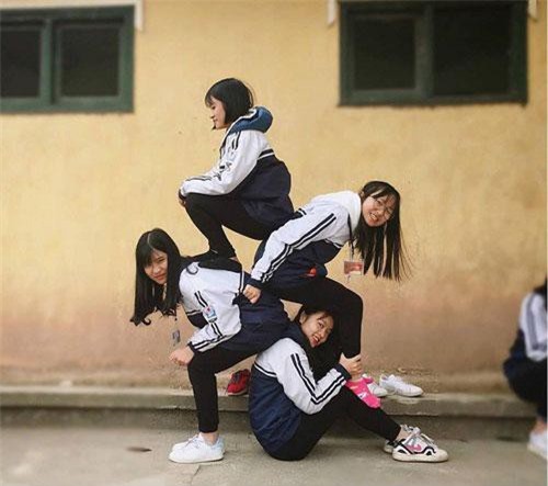 Dân mạng rộ trào lưu tạo dáng chụp ảnh ngồi trên lưng nhau