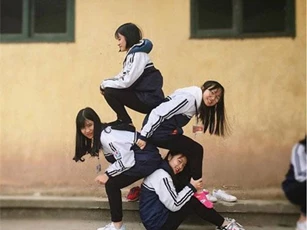 Dân mạng rộ trào lưu tạo dáng chụp ảnh ngồi trên lưng nhau