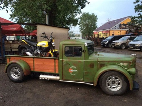 'Thánh chế' biến 2 xe cũ thành 1 chiếc xe mới chất lừ