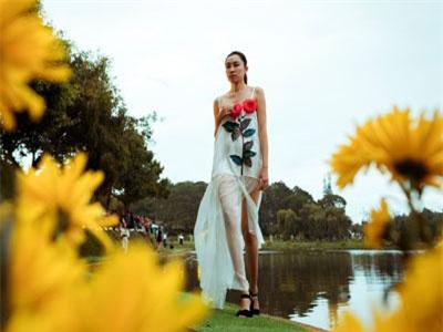 Chiêm ngưỡng bộ sưu tập lụa gợi cảm hút ánh nhìn của NTK Công Huân