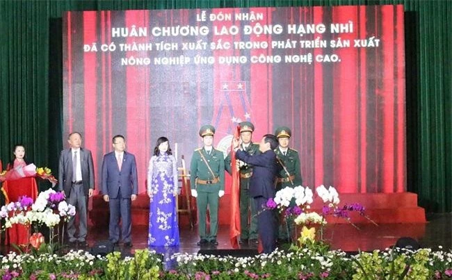 Thừa uỷ quyền Chủ tịch nước, Chủ tịch UBND tỉnh Lâm Đồng Đoàn Văn Việt gắn Huân chương lao động hạng Nhì lên cờ truyền thống của TP. Đà Lạt 